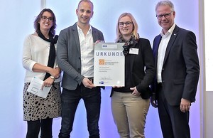 Urkundenübergabe beim IHK-Award